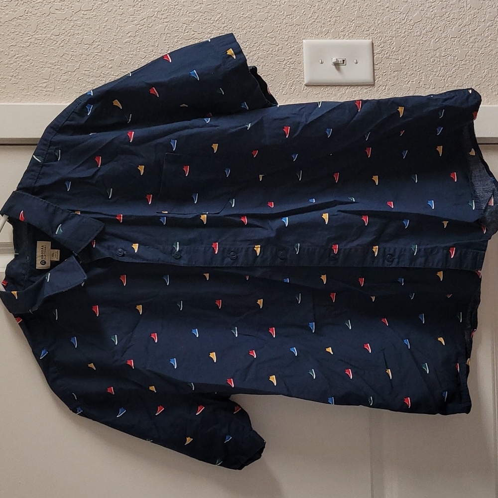 Haggar XXL Sneaker 👟 print on navy color button up.
